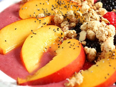 berry-peach-smoothie-bowl_2.jpg